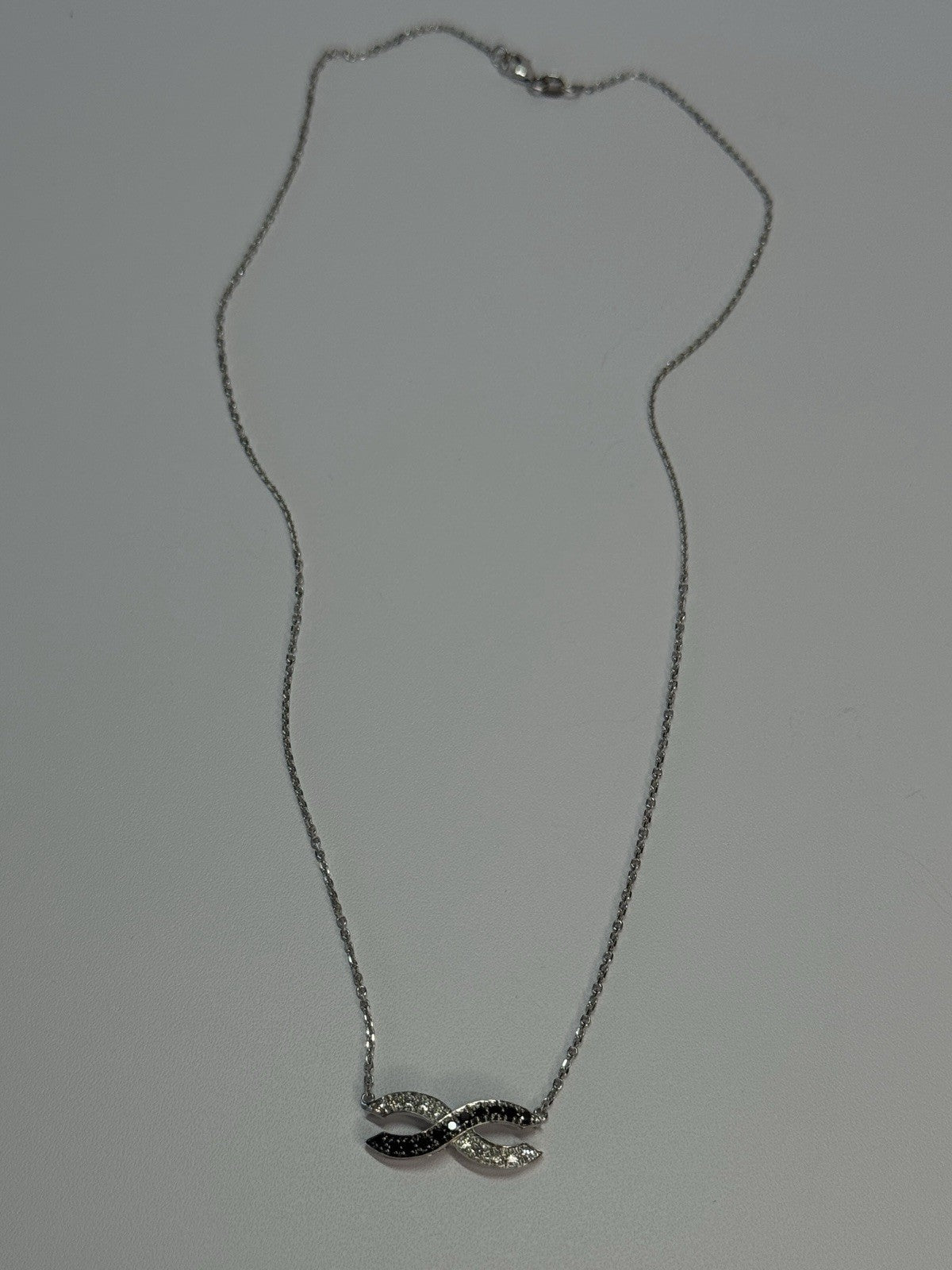 14K WHITE GOLD BLACK & WHITE DIAMONDS 0.31 CARAT NECKLACE LENGTH 16.5 INCH