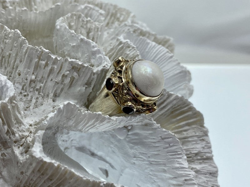 Vintage 925 Sterling Silver Mother of Pearl & Garnet Ring Size 6.5