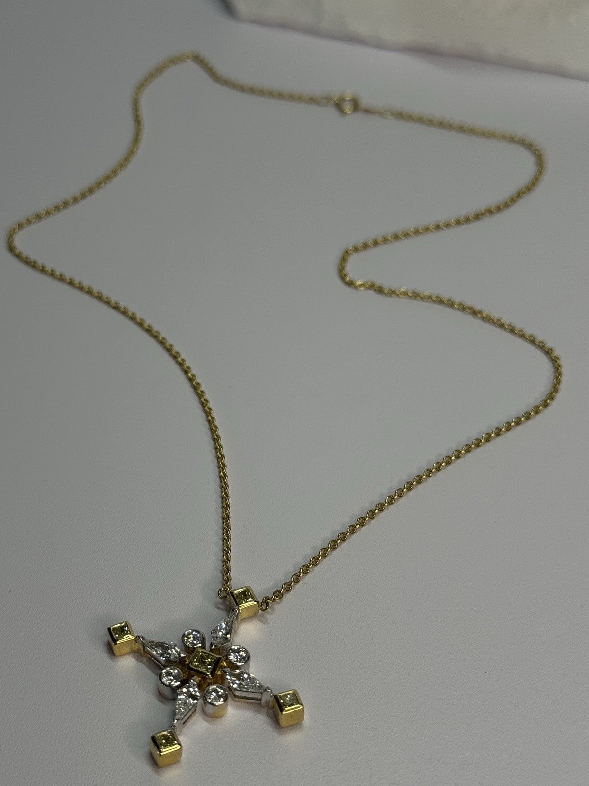 18K 750 YELLOW GOLD YELLOW & WHITE DIAMONDS 6.26 CT CROSSNECKLACE LENGTH 18 INCH