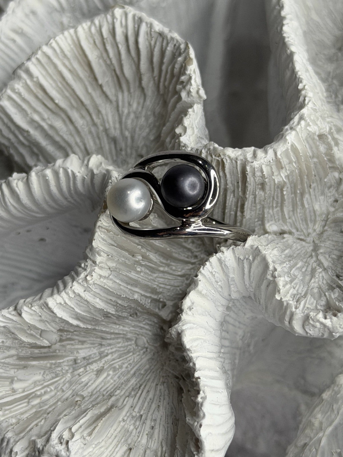 925 Sterling Silver White & Black Pearls Ring Size 6