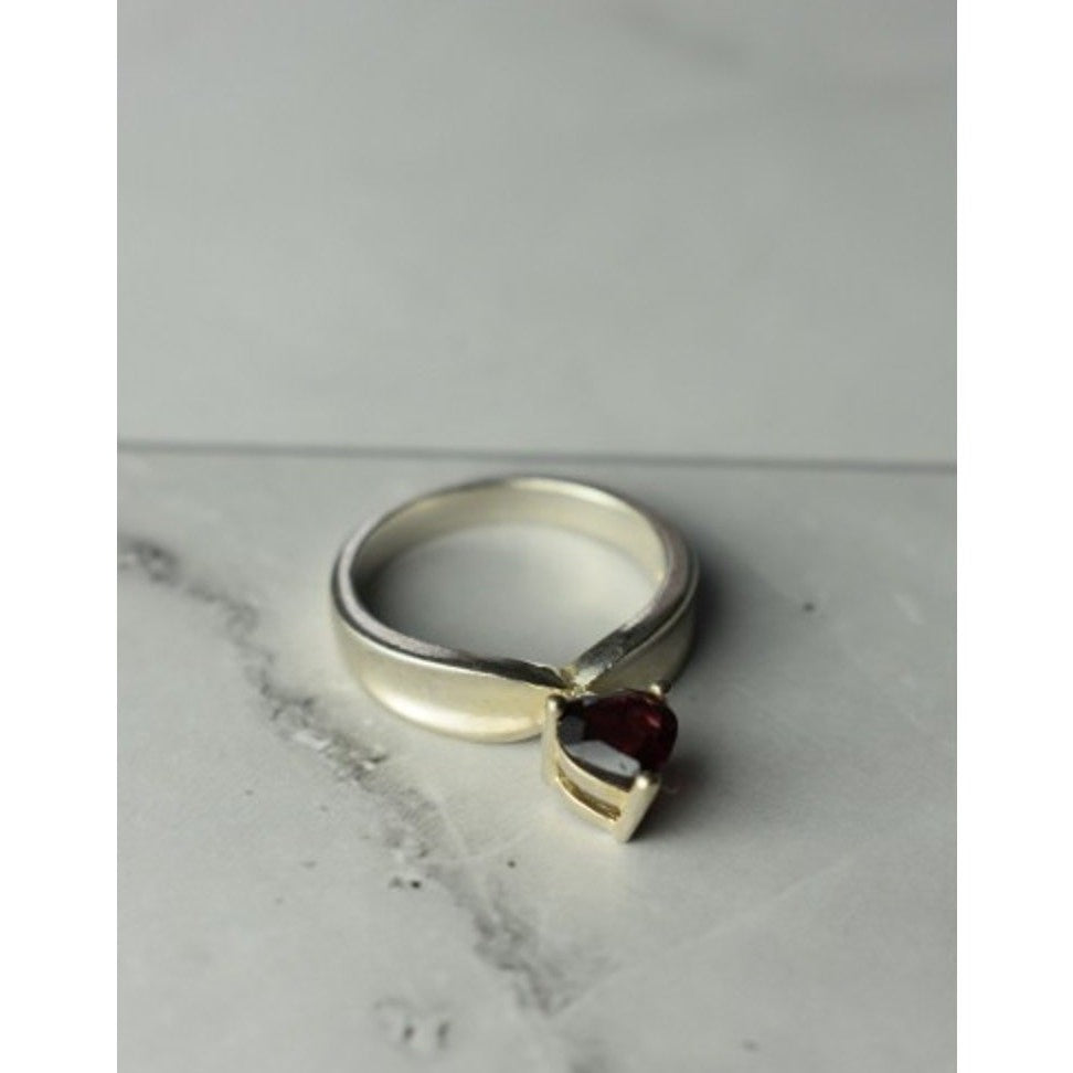 925 Sterling Silver Almandine "Heart" Ring Size 6