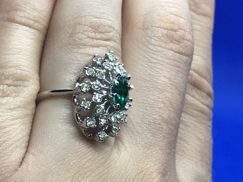 Beautifull Ring With Green & White CZ Size 6.5