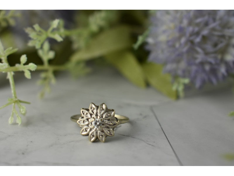 14K White Gold Diamond 0.1 ct "Flower" Ring Size 8.5