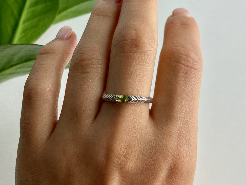925 Sterling Silver Peridot Ring Size 10.25