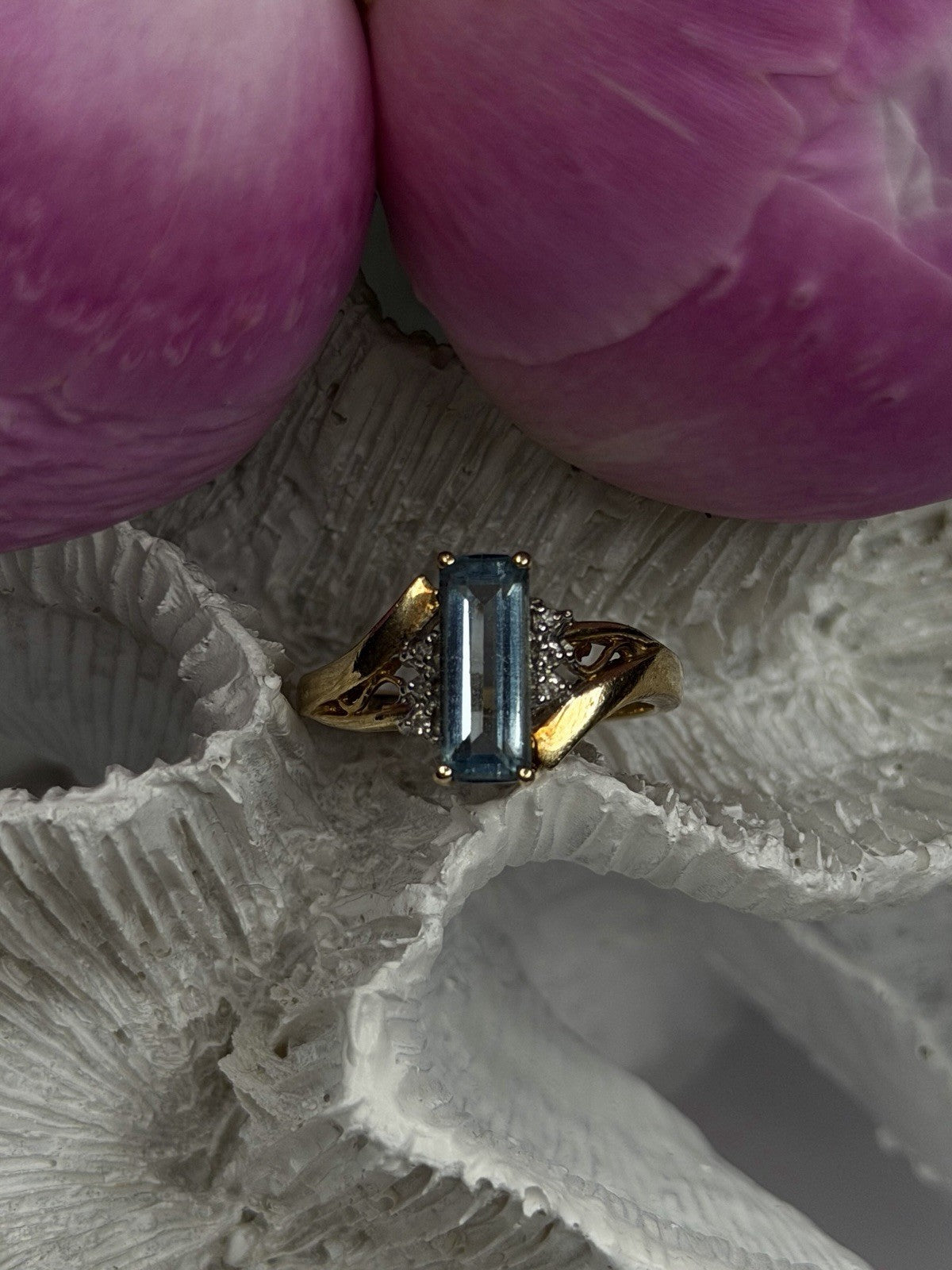 Elegant 10K Yellow Gold Blue Topaz & Diamond Ring Size 7