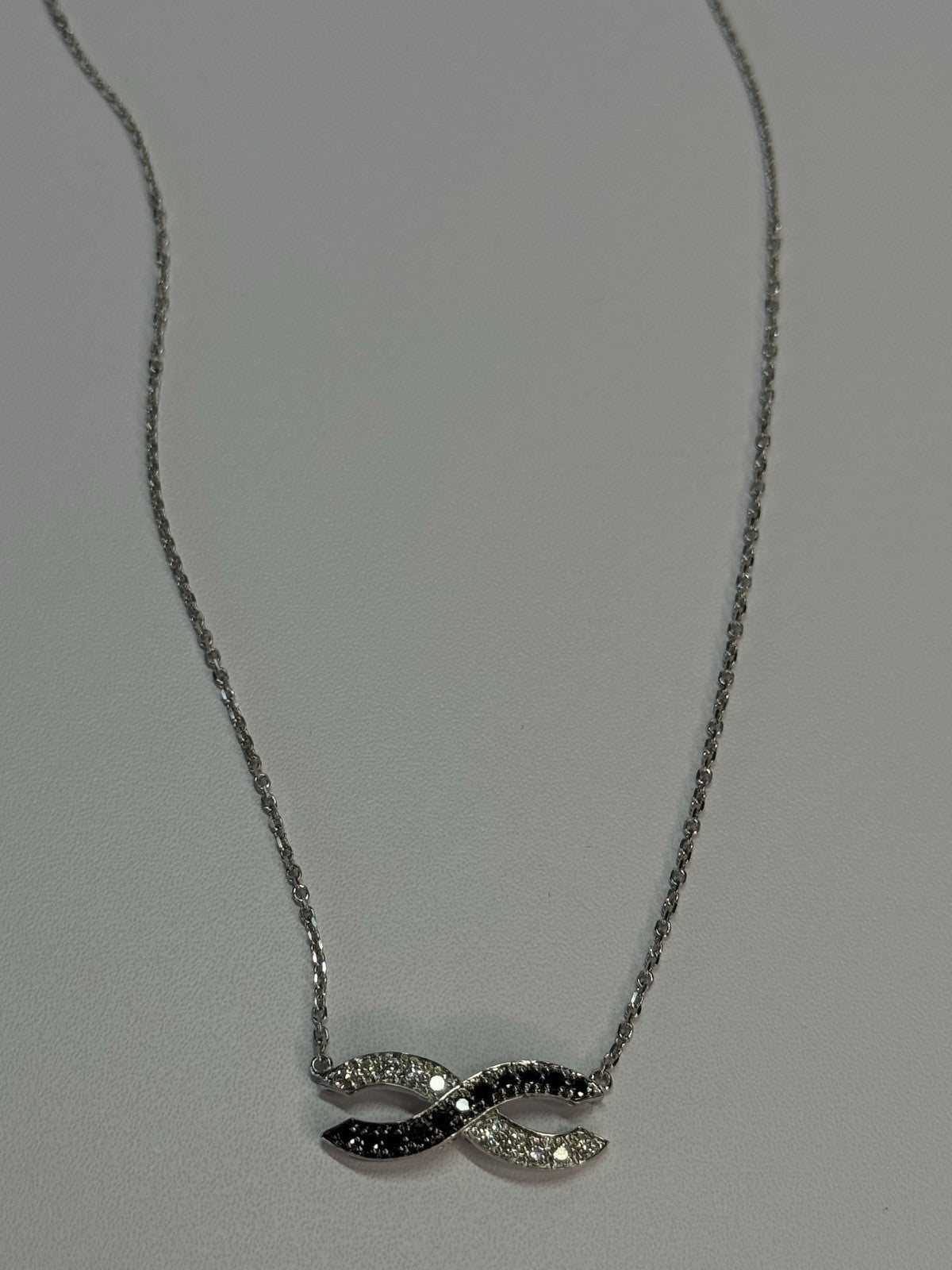 14K WHITE GOLD BLACK & WHITE DIAMONDS 0.31 CARAT NECKLACE LENGTH 16.5 INCH