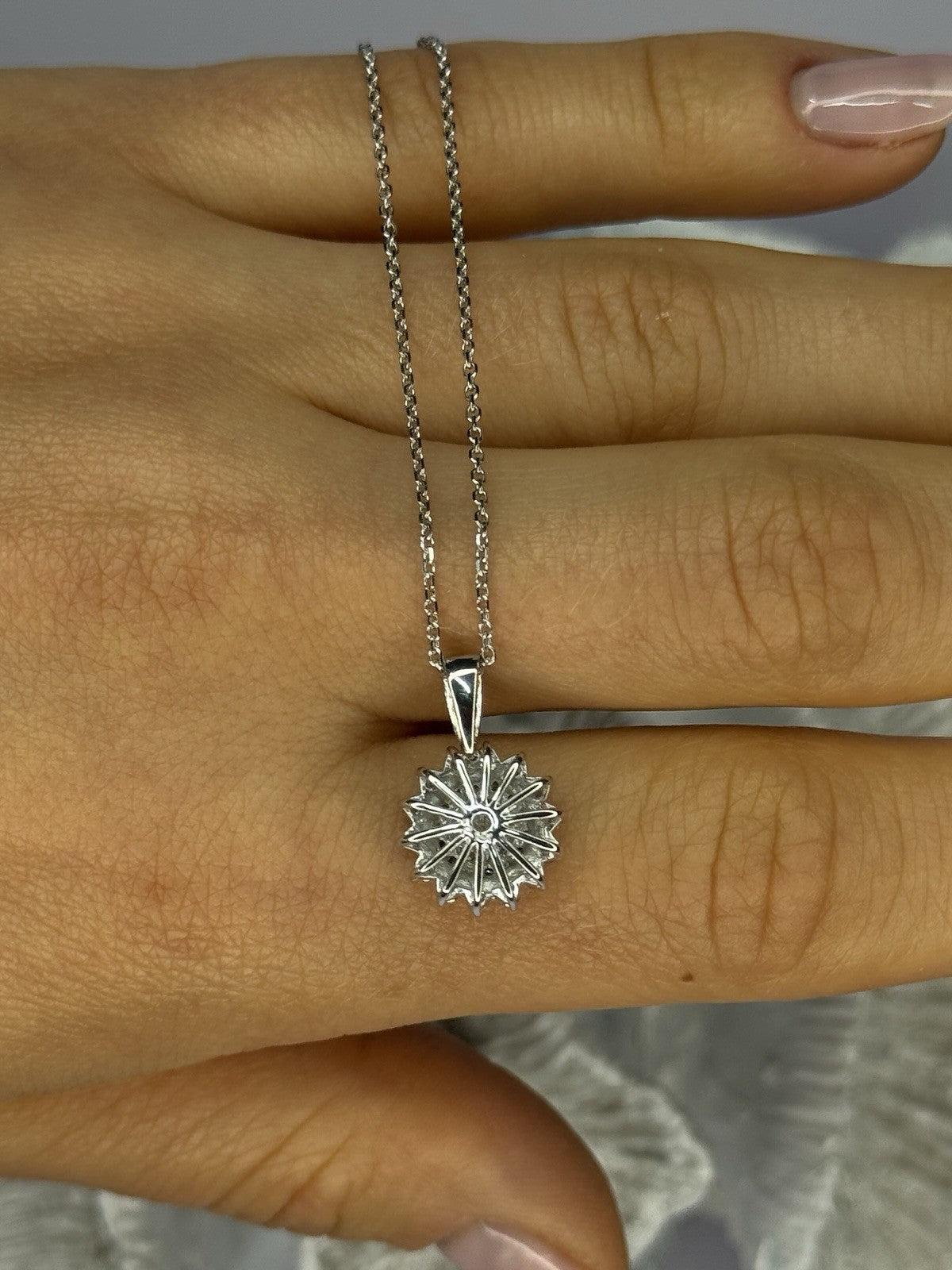 14K WHITE GOLD DIAMOND FLOWER 0.85 CARAT NECKLACE LENGTH 18 INCH