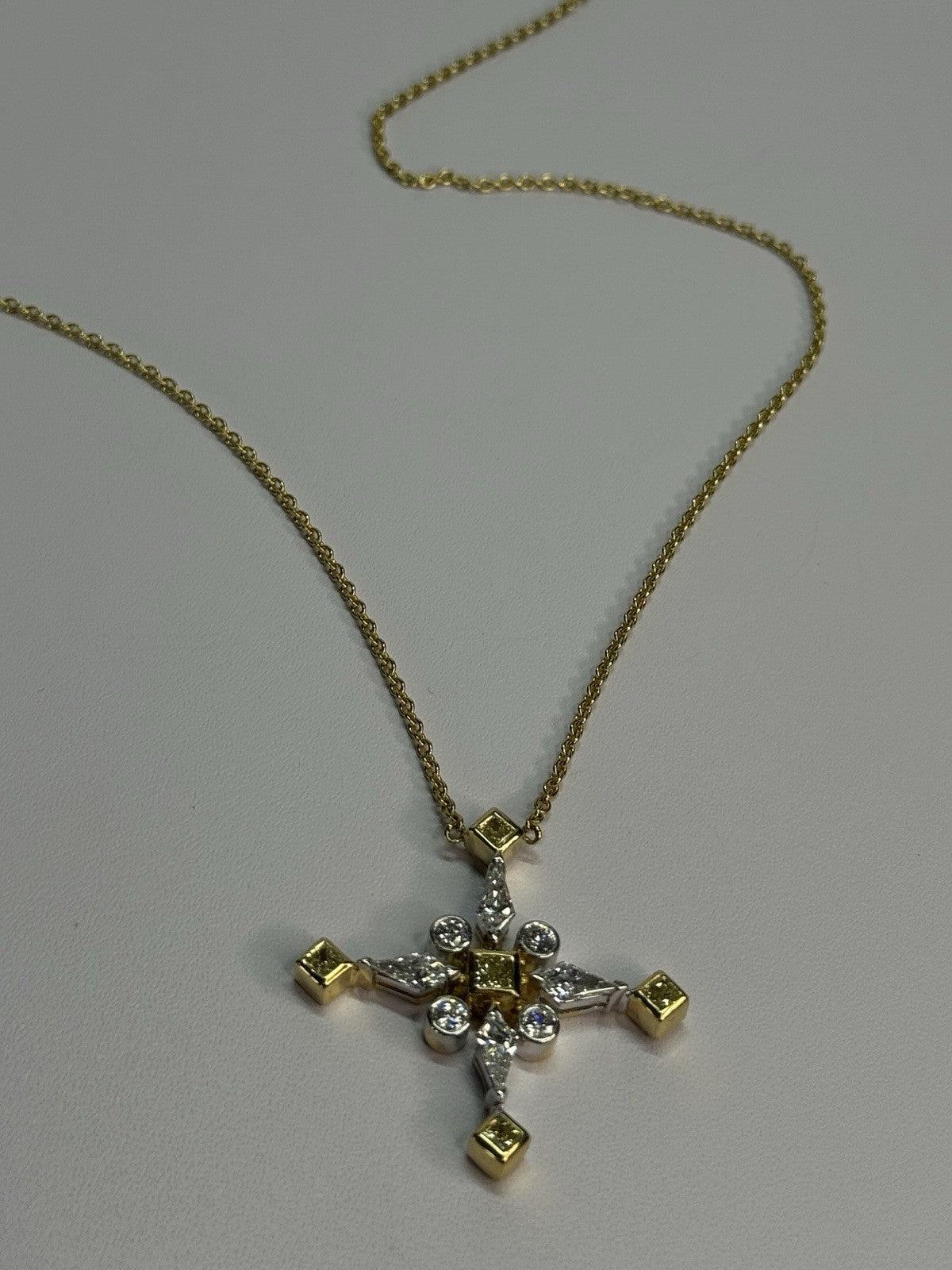 18K 750 YELLOW GOLD YELLOW & WHITE DIAMONDS 6.26 CT CROSSNECKLACE LENGTH 18 INCH