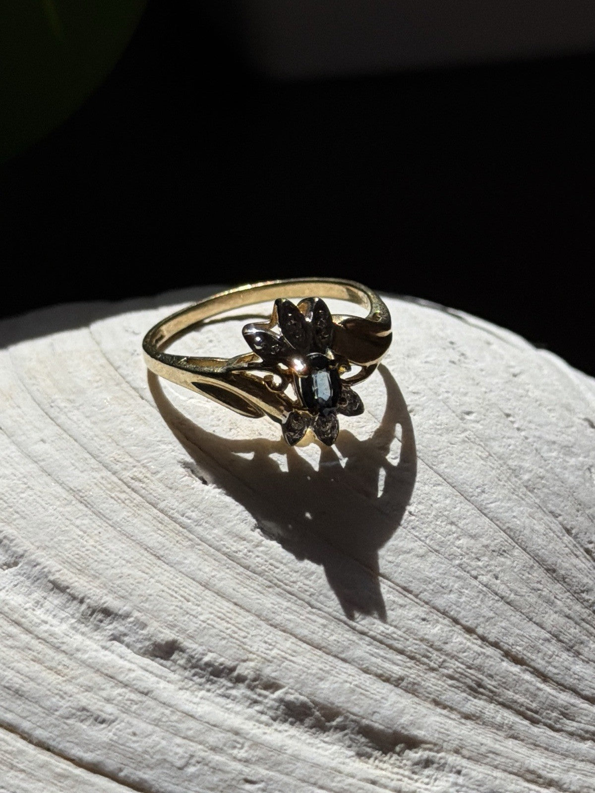10K Yellow Gold Blue Sapphire & Diamond Beautiful Flower Ring Size 6