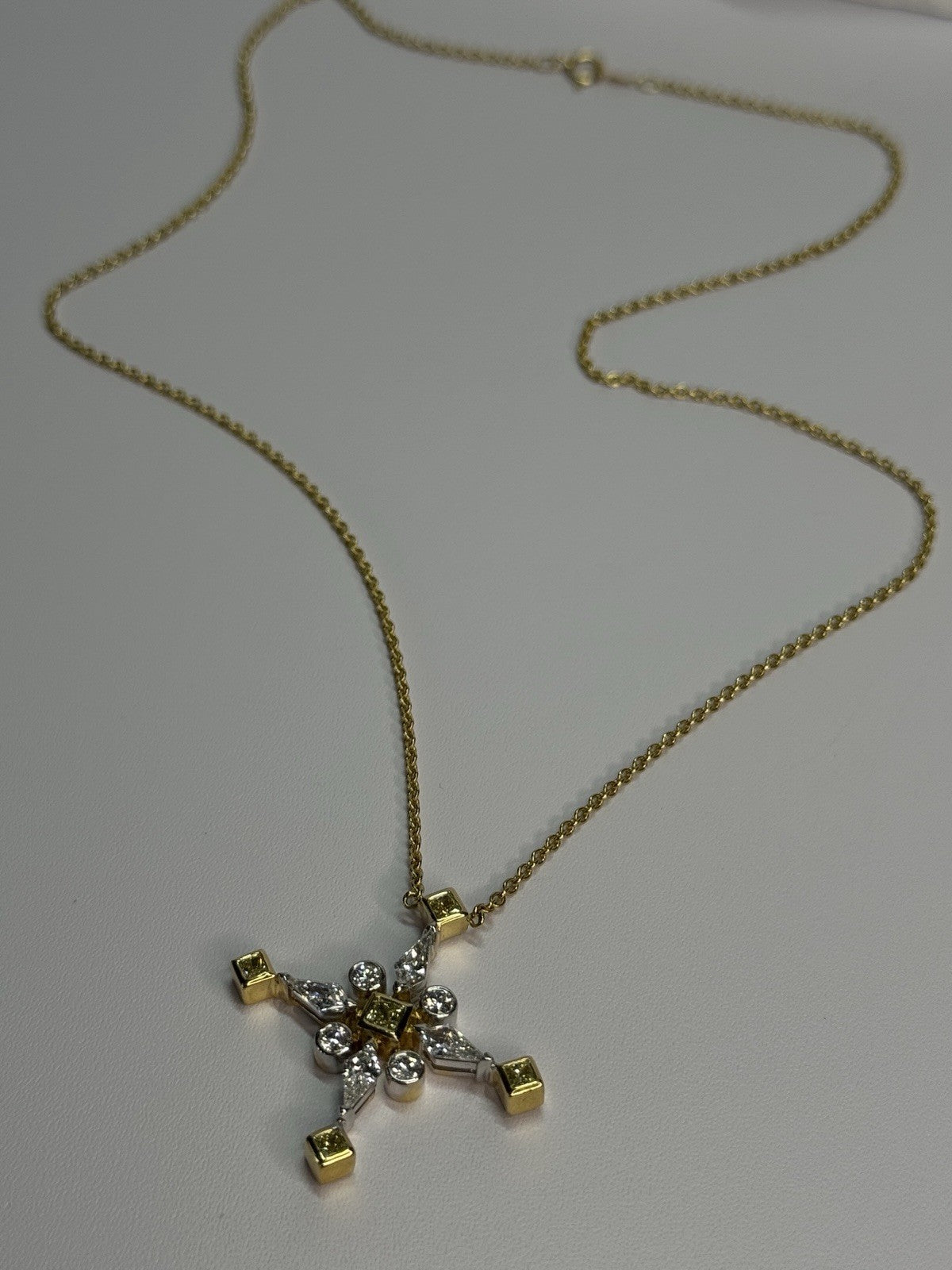 18K 750 YELLOW GOLD YELLOW & WHITE DIAMONDS 6.26 CT CROSSNECKLACE LENGTH 18 INCH