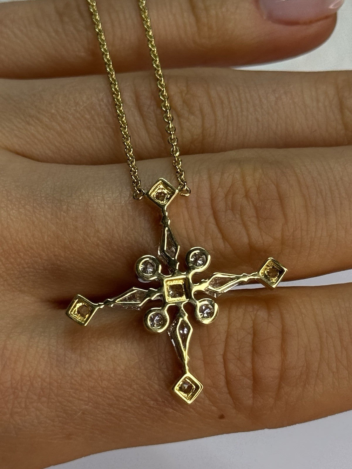 18K 750 YELLOW GOLD YELLOW & WHITE DIAMONDS 6.26 CT CROSSNECKLACE LENGTH 18 INCH