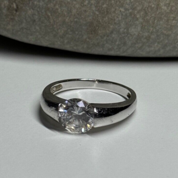 925 Sterling Silver CZ Ring Size 7.5