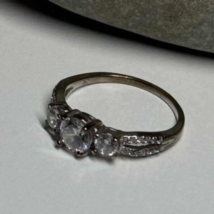 925 Sterling Silver CZ Ring Size 6.5