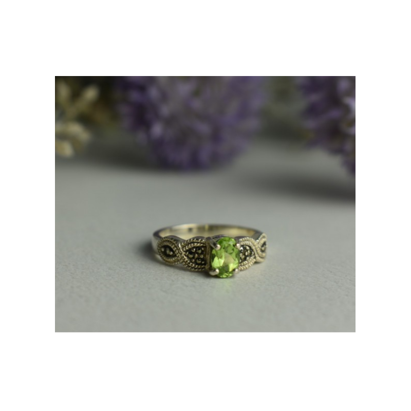 925 Sterling Silver Chrysolite & Marcasites Ring Size 7.5