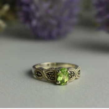 925 Sterling Silver Chrysolite & Marcasites Ring Size 7.5