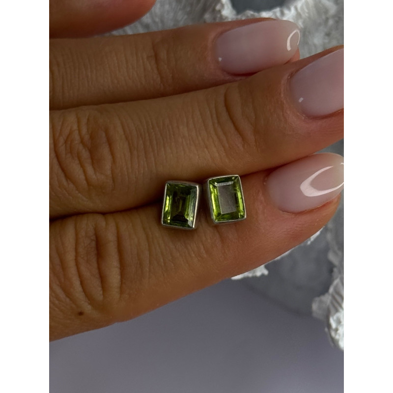Pretty 925 Sterling Silver Peridot Stud Earrings Length 0.30 Inch
