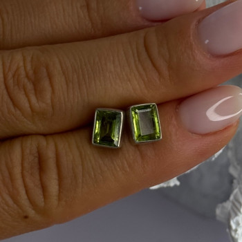 Pretty 925 Sterling Silver Peridot Stud Earrings Length 0.30 Inch