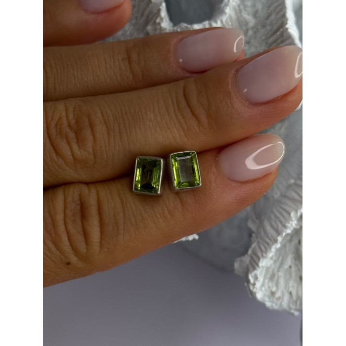 Pretty 925 Sterling Silver Peridot Stud Earrings Length 0.30 Inch