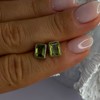 Pretty 925 Sterling Silver Peridot Stud Earrings Length 0.30 Inch
