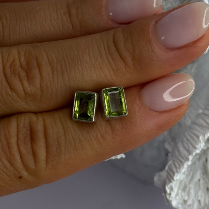 Pretty 925 Sterling Silver Peridot Stud Earrings Length 0.30 Inch