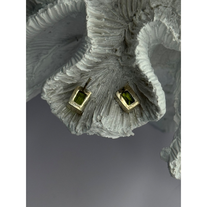 Pretty 925 Sterling Silver Peridot Stud Earrings Length 0.30 Inch