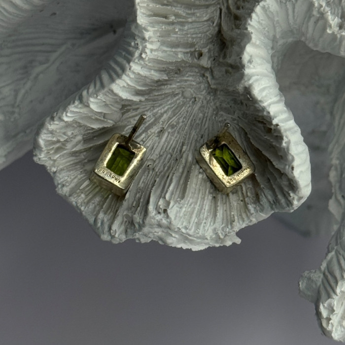 Pretty 925 Sterling Silver Peridot Stud Earrings Length 0.30 Inch