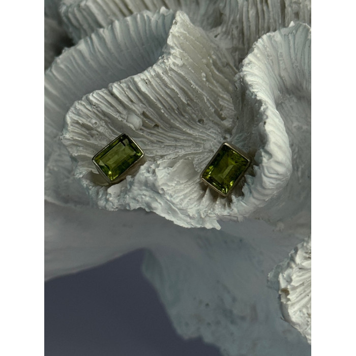 Pretty 925 Sterling Silver Peridot Stud Earrings Length 0.30 Inch