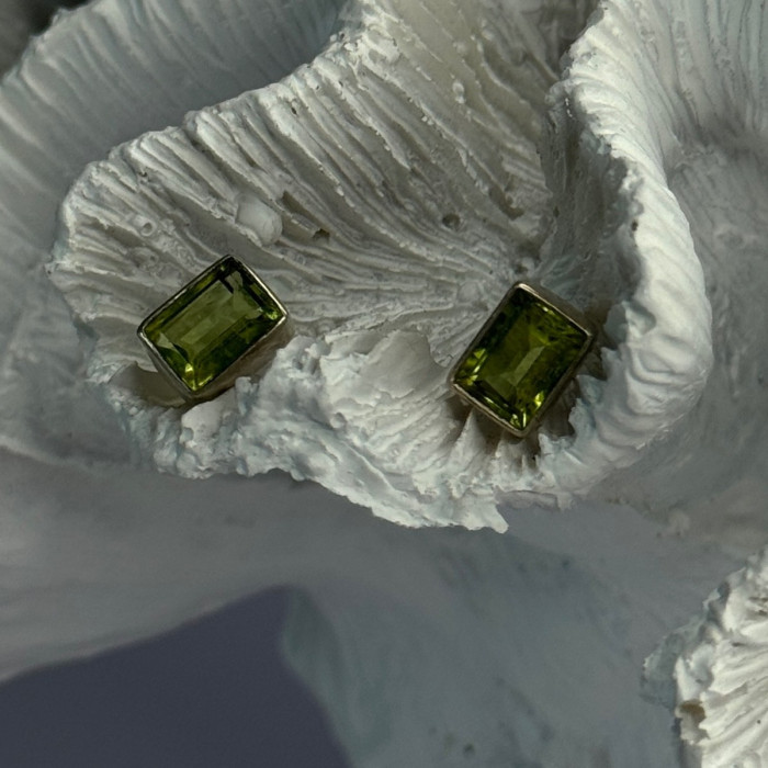 Pretty 925 Sterling Silver Peridot Stud Earrings Length 0.30 Inch