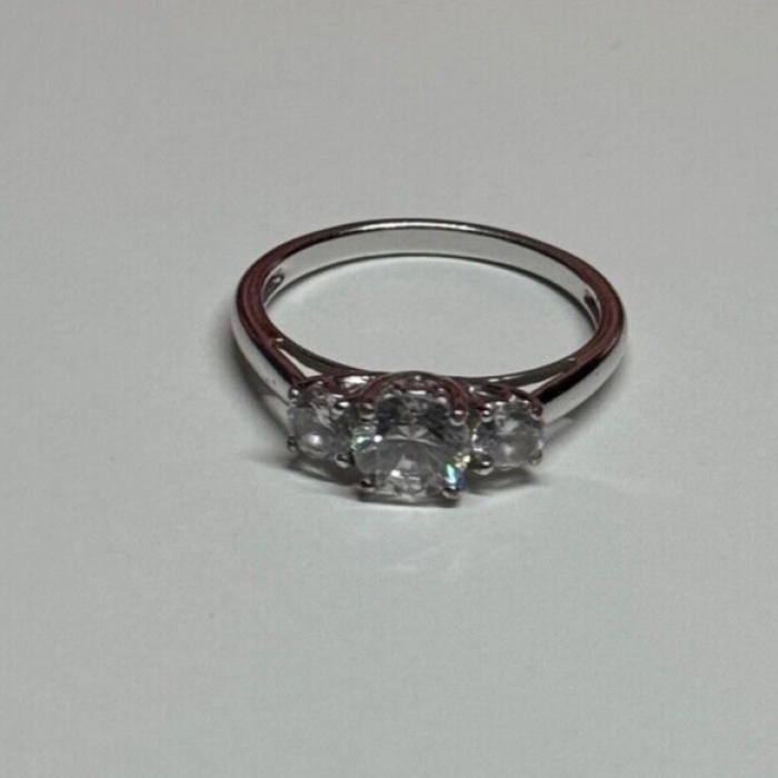 925 Sterling Silver CZ Ring Size 7.5