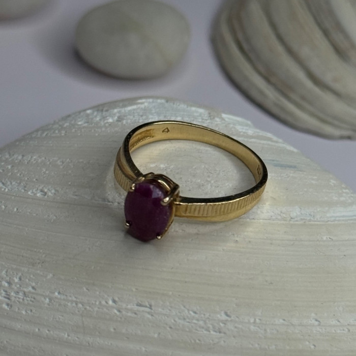 Elegant 10K Yellow Gold Ruby Ring Size 7