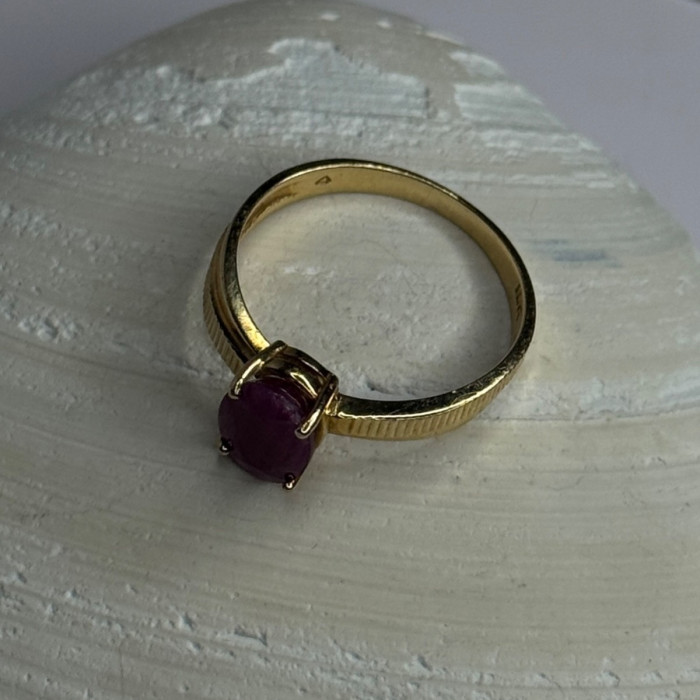 Elegant 10K Yellow Gold Ruby Ring Size 7