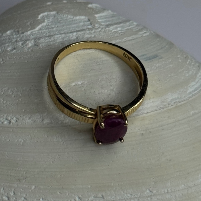 Elegant 10K Yellow Gold Ruby Ring Size 7