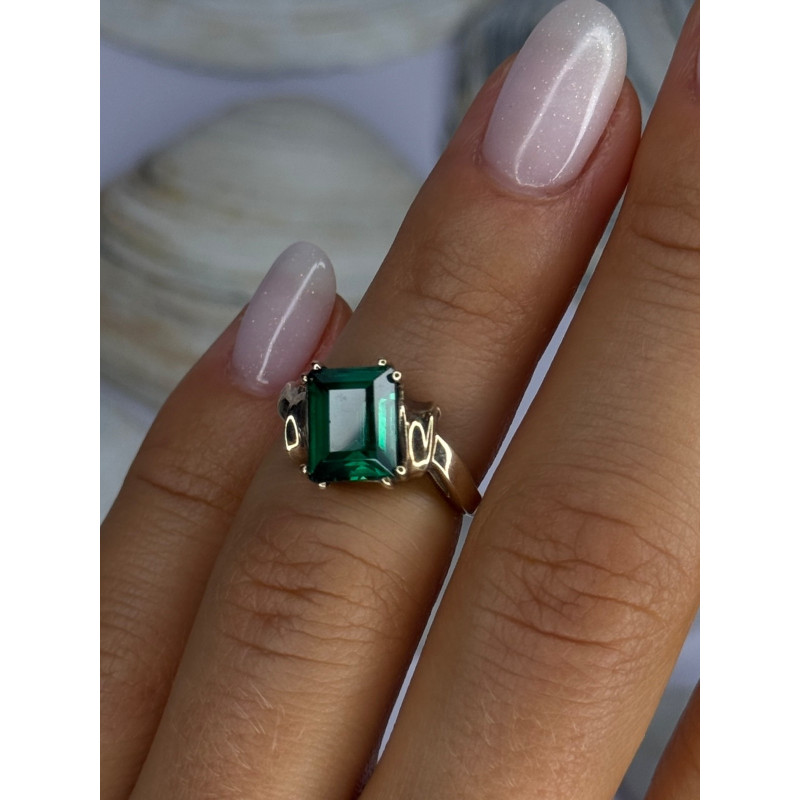 10K Yellow Gold Emerald Ring Size 4