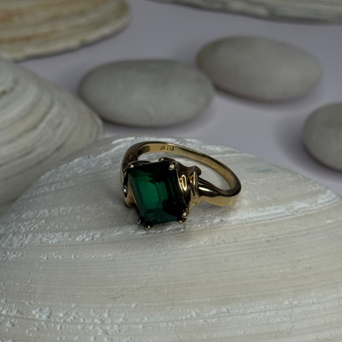 10K Yellow Gold Emerald Ring Size 4