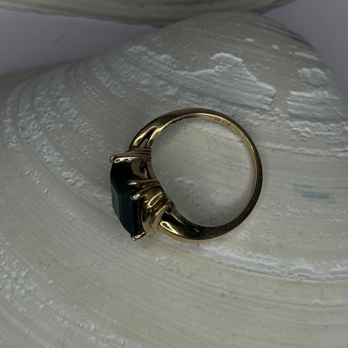 10K Yellow Gold Emerald Ring Size 4
