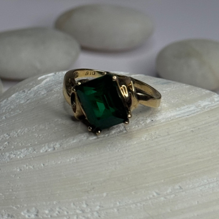 10K Yellow Gold Emerald Ring Size 4