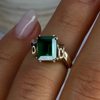 10K Yellow Gold Emerald Ring Size 4