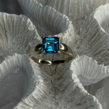 925 Sterling Silver Blue Topaz Ring Size 8