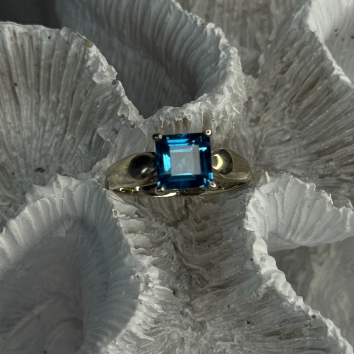 925 Sterling Silver Blue Topaz Ring Size 8