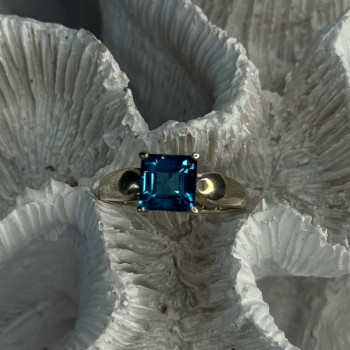 925 Sterling Silver Blue Topaz Ring Size 8