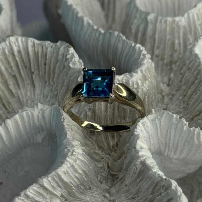 925 Sterling Silver Blue Topaz Ring Size 8