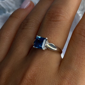 925 Sterling Silver Blue Topaz Ring Size 8