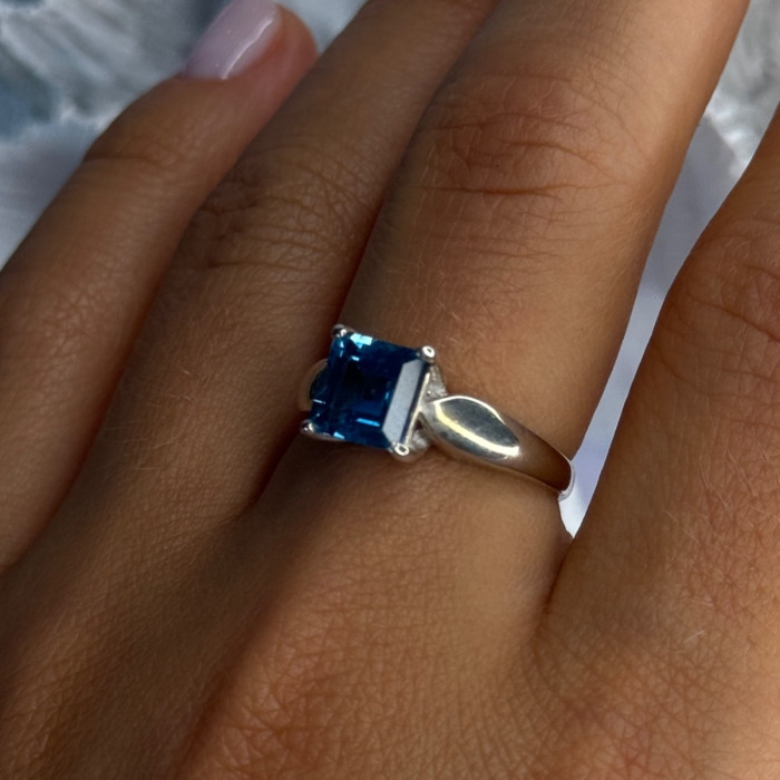 925 Sterling Silver Blue Topaz Ring Size 8
