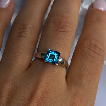 925 Sterling Silver Blue Topaz Ring Size 8