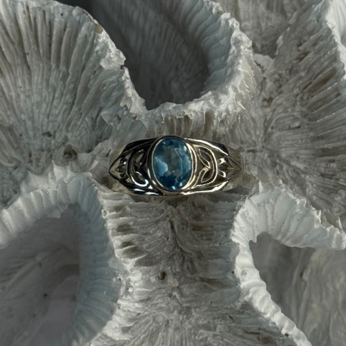 925 Sterling Silver Blue Topaz Ring Size 6