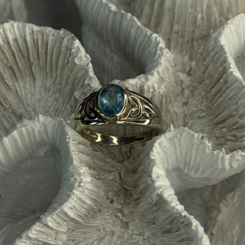925 Sterling Silver Blue Topaz Ring Size 6