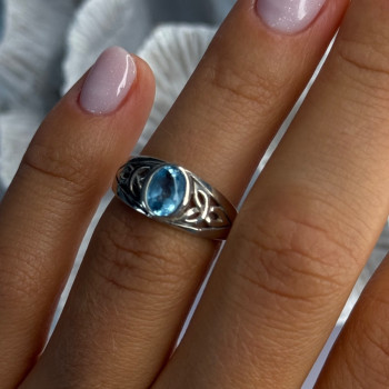 925 Sterling Silver Blue Topaz Ring Size 6