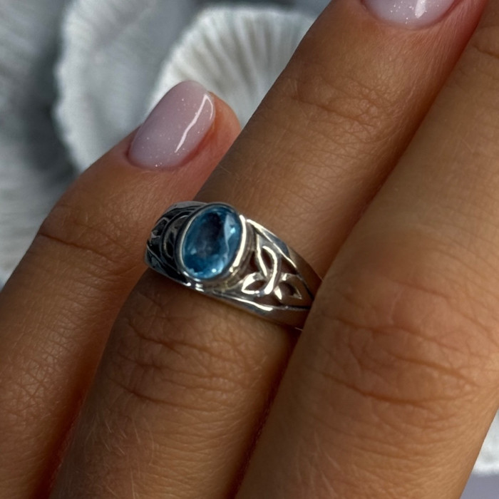 925 Sterling Silver Blue Topaz Ring Size 6