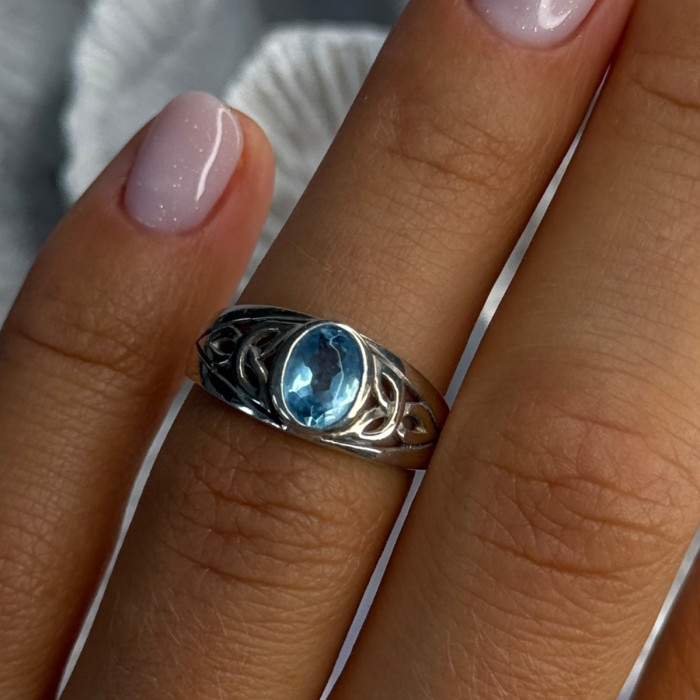 925 Sterling Silver Blue Topaz Ring Size 6