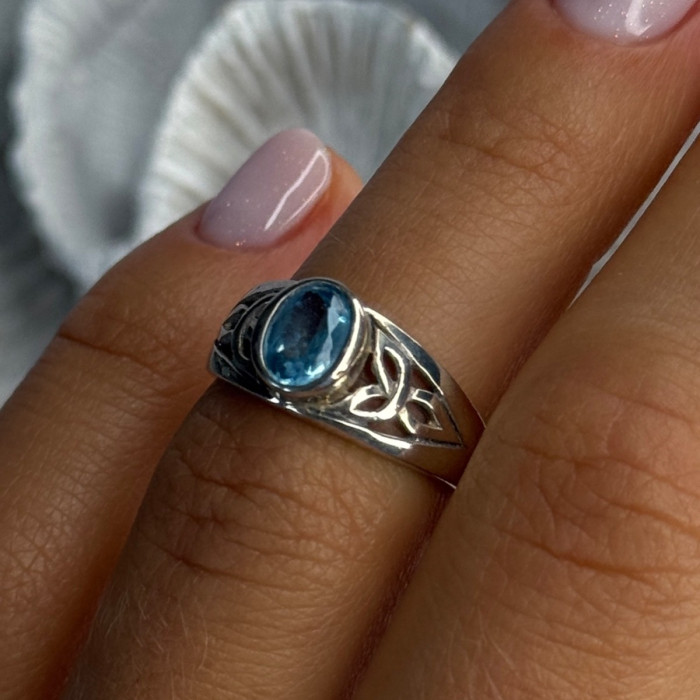 925 Sterling Silver Blue Topaz Ring Size 6